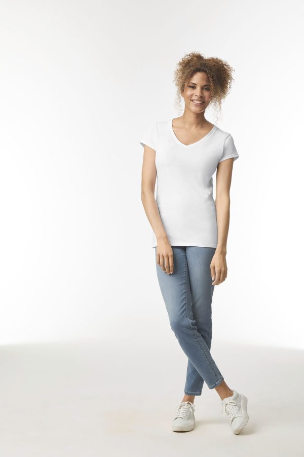 T-shirt femme col v Softstyle – Image 7931