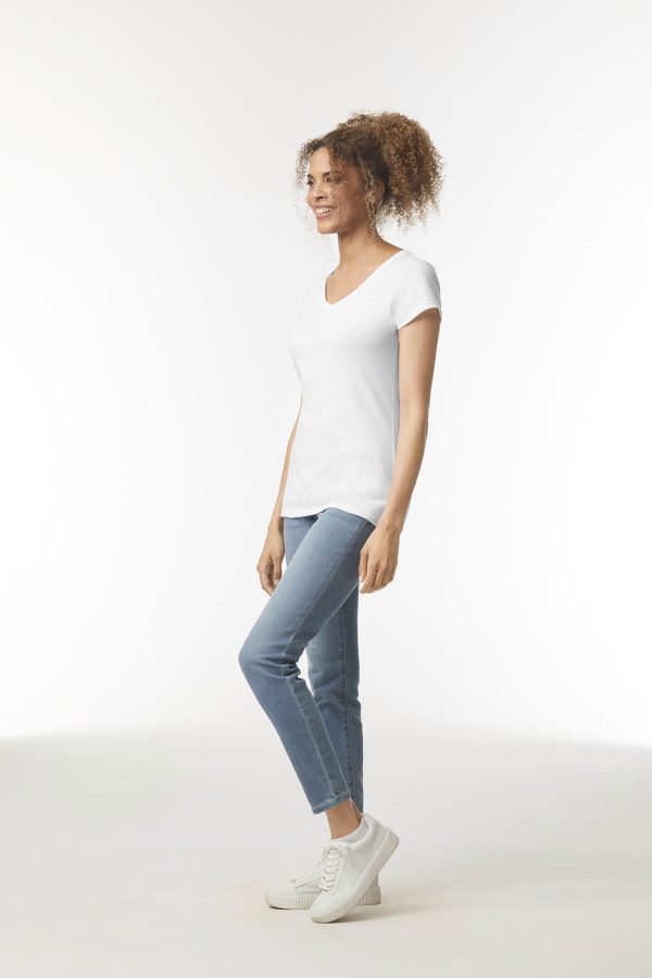T-shirt femme col v Softstyle – Image 7928