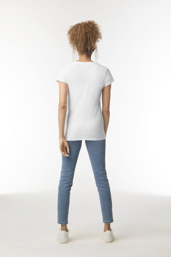 T-shirt femme col v Softstyle – Image 7930